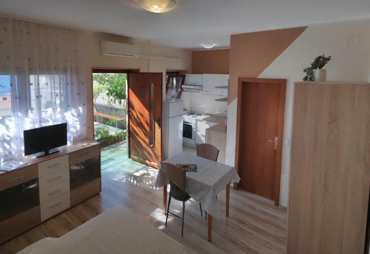 Apartments Niko 奥米什 外观 照片