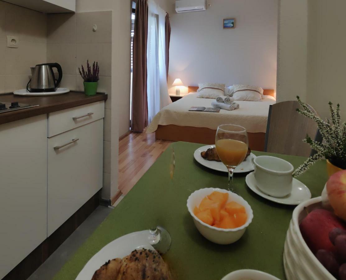 Apartments Niko 奥米什 外观 照片