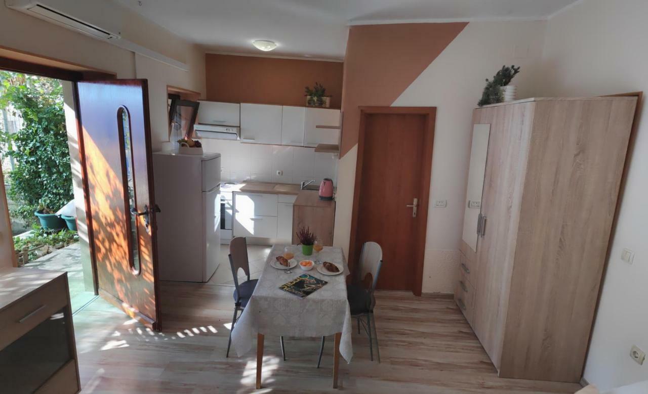 Apartments Niko 奥米什 外观 照片